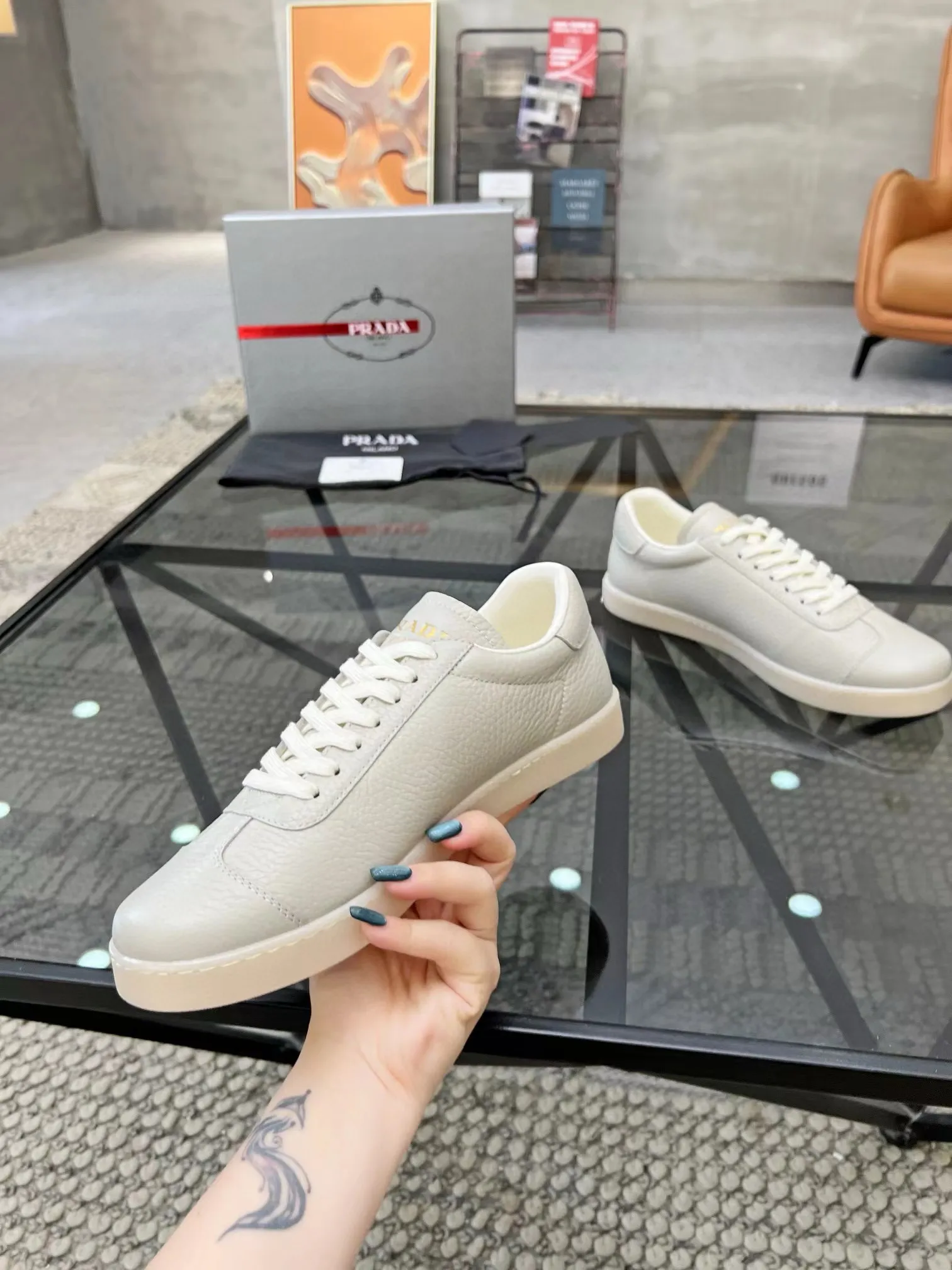 Factory price: 400💰Prada new men's leather sports shoes, the highest version on the market, any comparison is welcome🆚! The original leather has excellent texture and is super high-end! Fetal sheep net lining imported from Italy, removable pad! Luxurious materials and fine workmanship, highly recommended! Code number: 38-44, customized 45